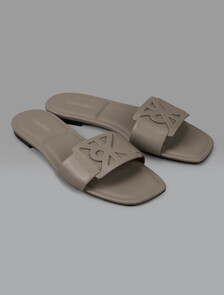 Buy 여성 아미라 엠블 스퀘어 플랫 샌들 in color Beige