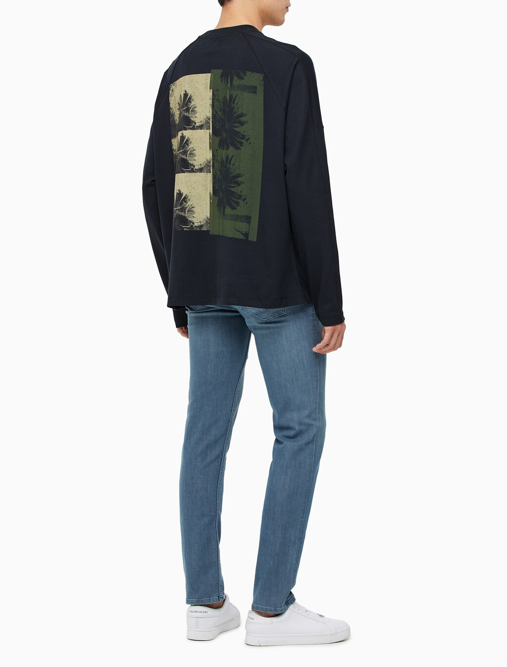 Buy 남성 롱슬리브 플로랄 스터디 크루넥 티 in color BLACK BEAUTY