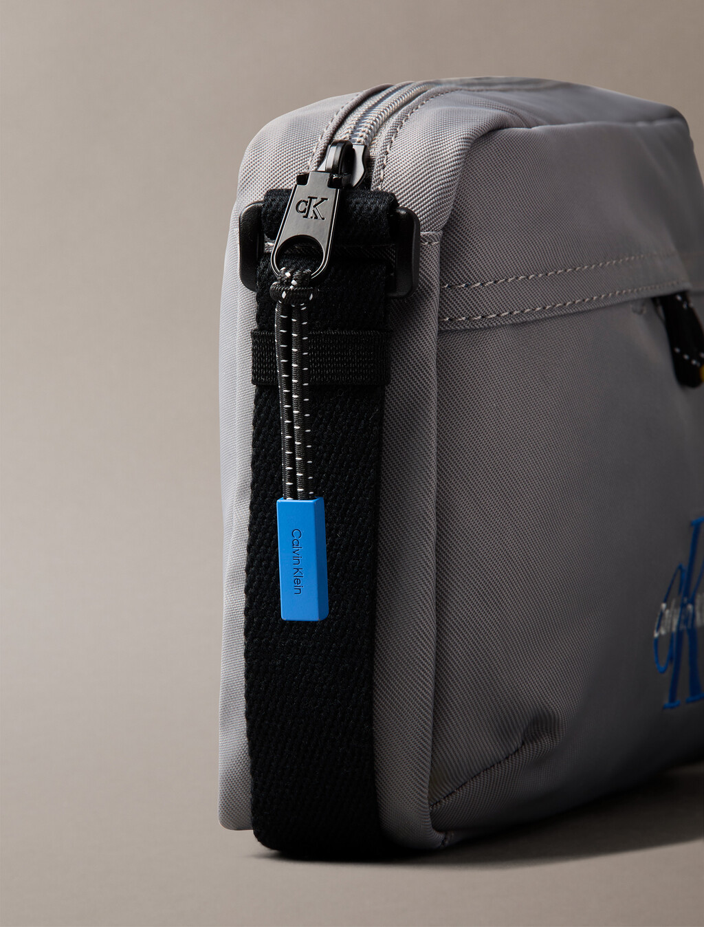 Buy 남성 볼드 로고 나일론 카메라 백 in color Cloudburst