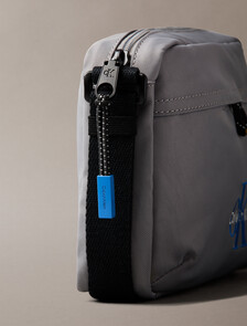 Buy 남성 볼드 로고 나일론 카메라 백 in color Cloudburst