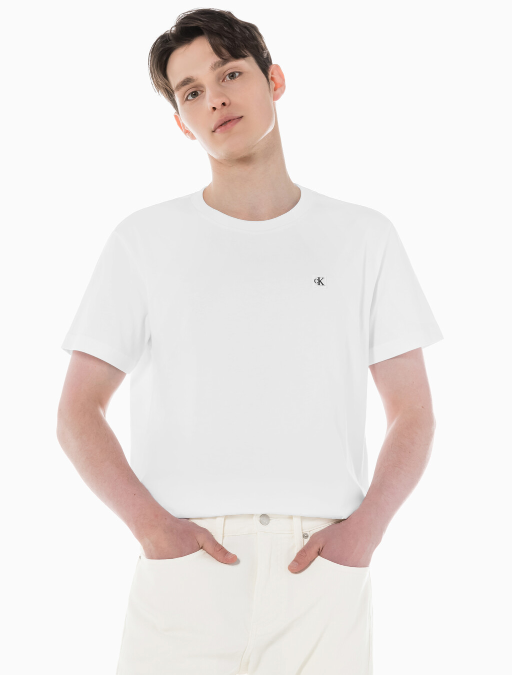 Buy 남성 레귤러핏 CK 로고 뱃지 반팔 티셔츠 in color BRIGHT WHITE