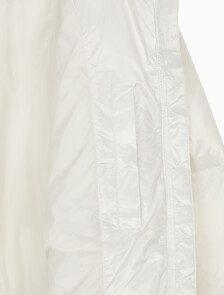 Buy 여성 크롭 글로시 커브드 퀼팅 다운 푸퍼 in color WHITE