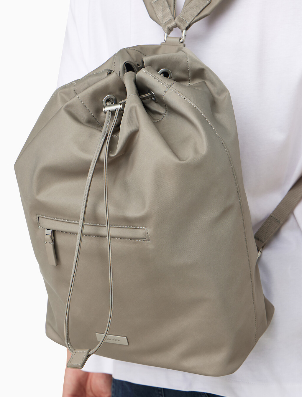Buy 남성 슬릭 나일론 드로우 스트링 백팩 in color Desert Taupe