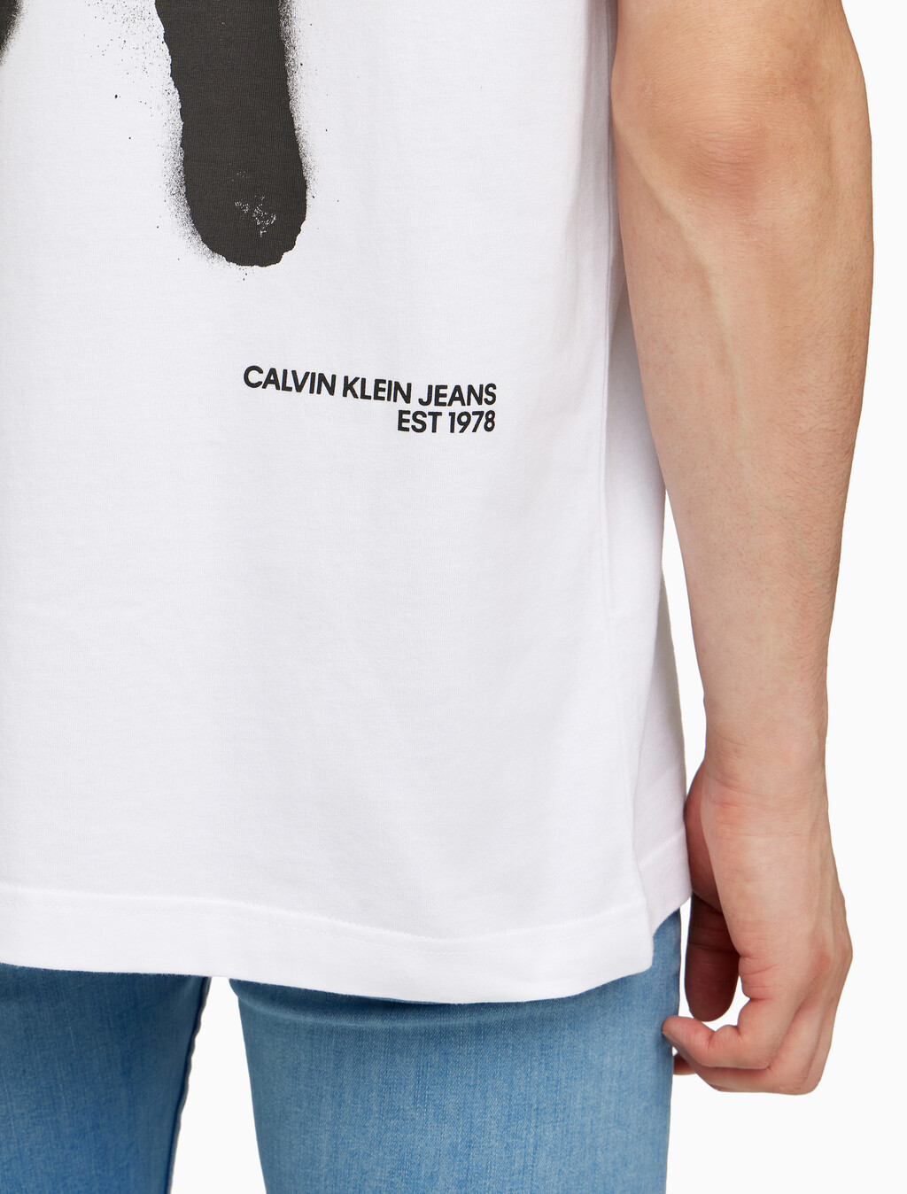 Buy 남성 릴렉스핏 CK 스프레이 로고 반팔 티셔츠 in color BRIGHT WHITE