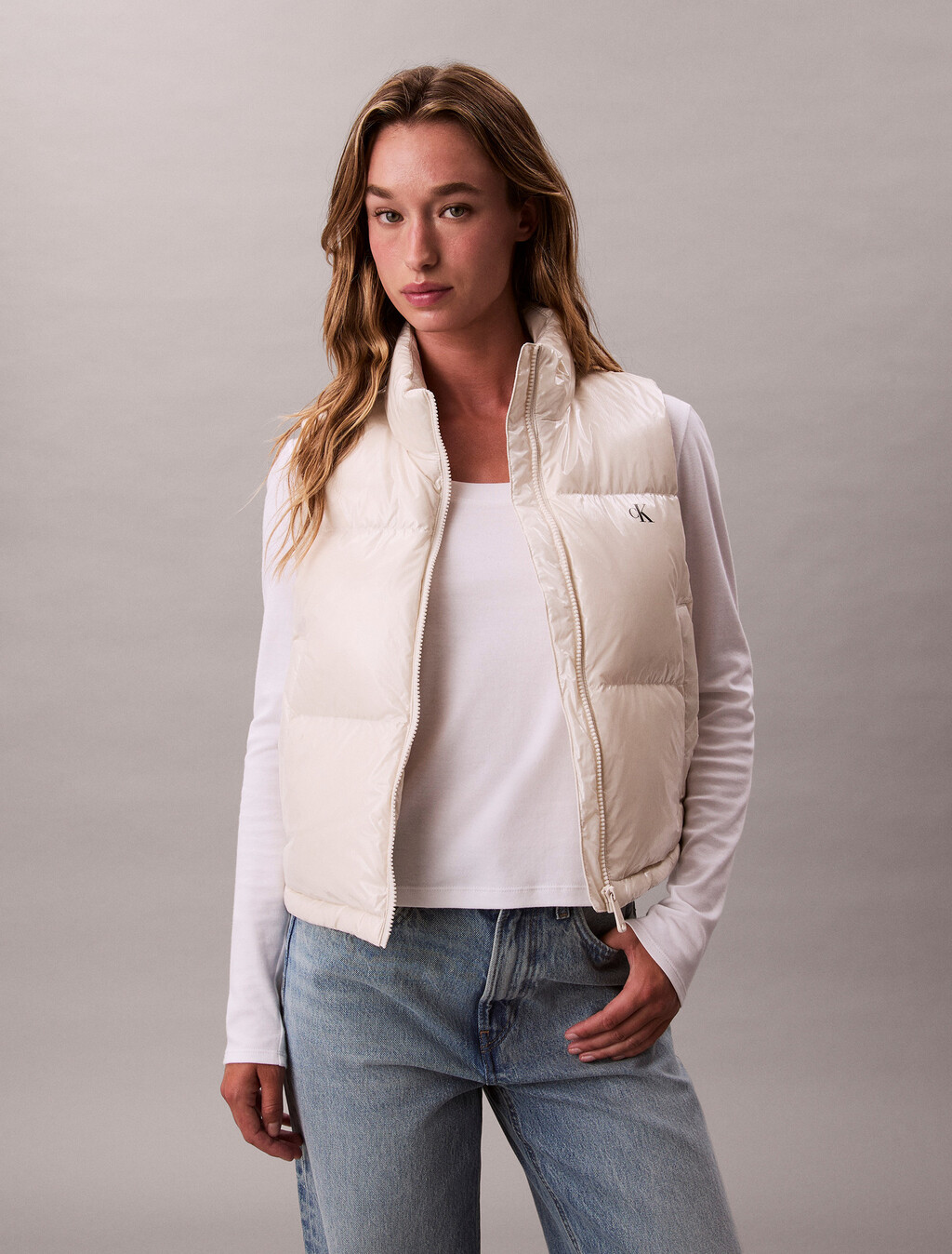 Buy 여성 글로시 다운 크롭 베스트 in color CHALK
