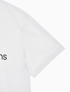 Buy 남성 레귤러핏 인스티튜셔널 로고 스트레치 반팔 티셔츠  in color BRIGHT WHITE