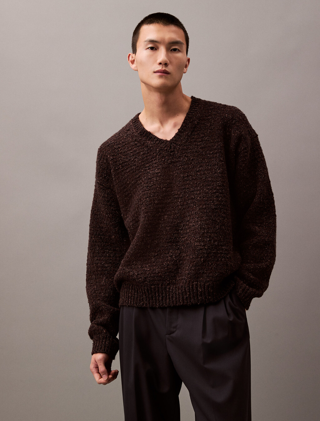 Buy 남성 롱슬리브 청키 울 브이넥 스웨터 in color KHAKI