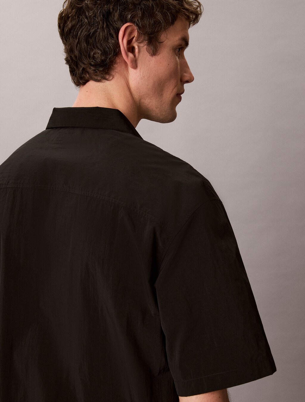 Buy 나일론 릴렉스 캠프 카라 숏슬리브 셔츠 in color BLACK