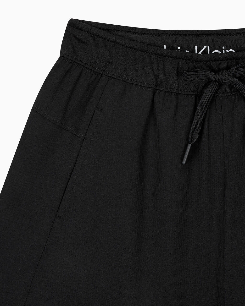 Buy 여성 레귤러 핏 에센셜 하이 스트레치 우븐 쇼츠 in color BLACK