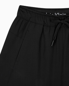 Buy 여성 레귤러 핏 에센셜 하이 스트레치 우븐 쇼츠 in color BLACK