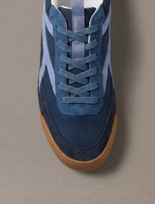 Buy 남성 로우 프로 러너 나일론 스웨이드 스니커즈 in color Dark Denim/Blue Nights/Tempest