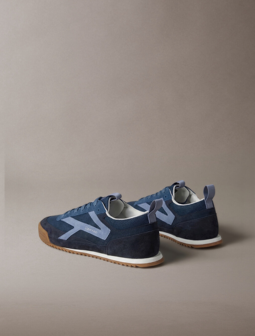 Buy 남성 로우 프로 러너 나일론 스웨이드 스니커즈 in color Dark Denim/Blue Nights/Tempest