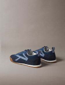 Buy 남성 로우 프로 러너 나일론 스웨이드 스니커즈 in color Dark Denim/Blue Nights/Tempest