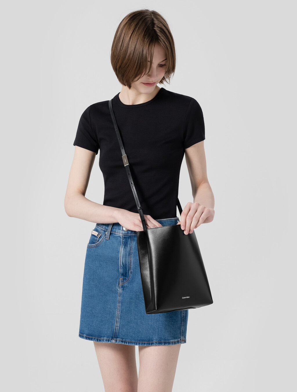 Buy 여성 크로스바디 페이퍼 레더백 in color BLACK BEAUTY