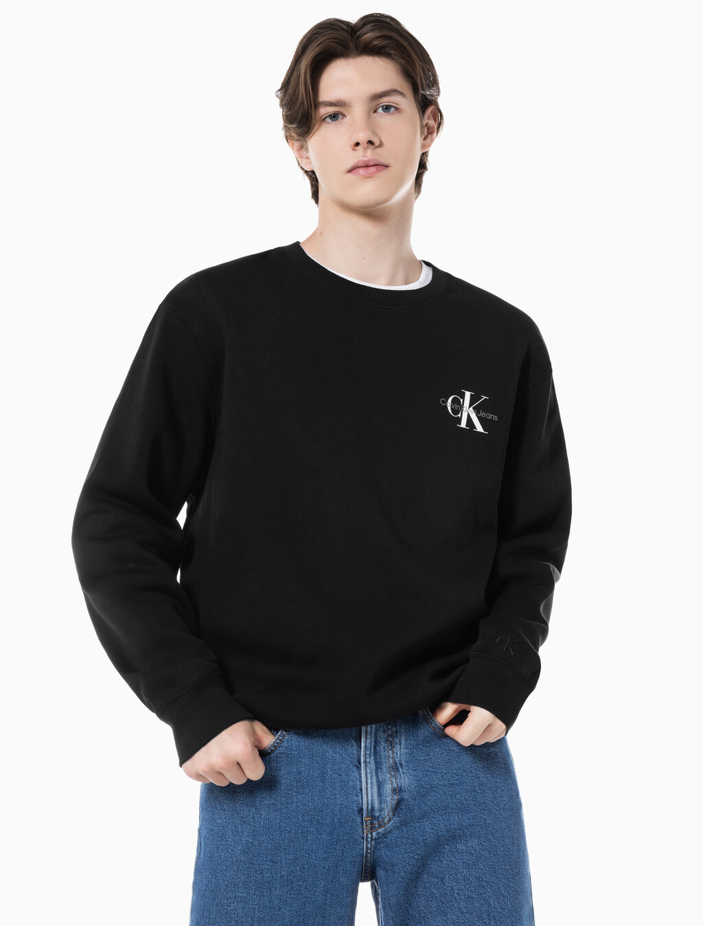 Buy 남녀공용 릴렉스핏 스몰 모노그램 로고 기모 스웨트셔츠 in color CK BLACK