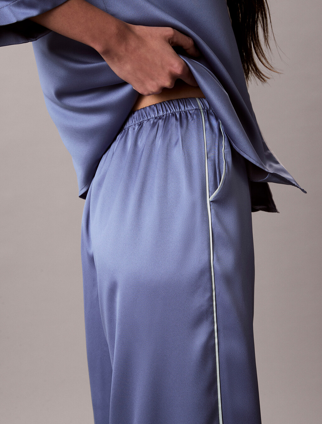 Buy 여성 새틴 씬 팬츠 in color BLUE