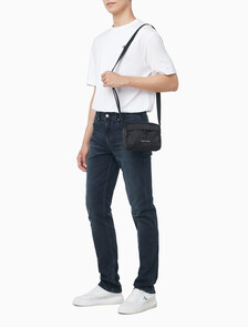Buy 남성 볼드 로고 나일론 카메라 백 in color BLACK