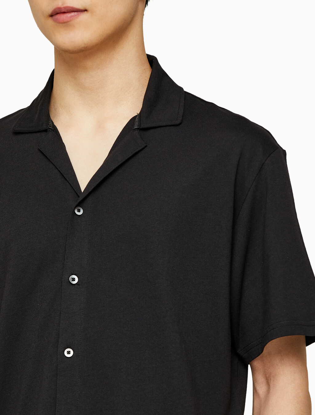 Buy 남성 니트 텐셀 쿨링 숏슬리브 버튼다운 탑 in color BLACK