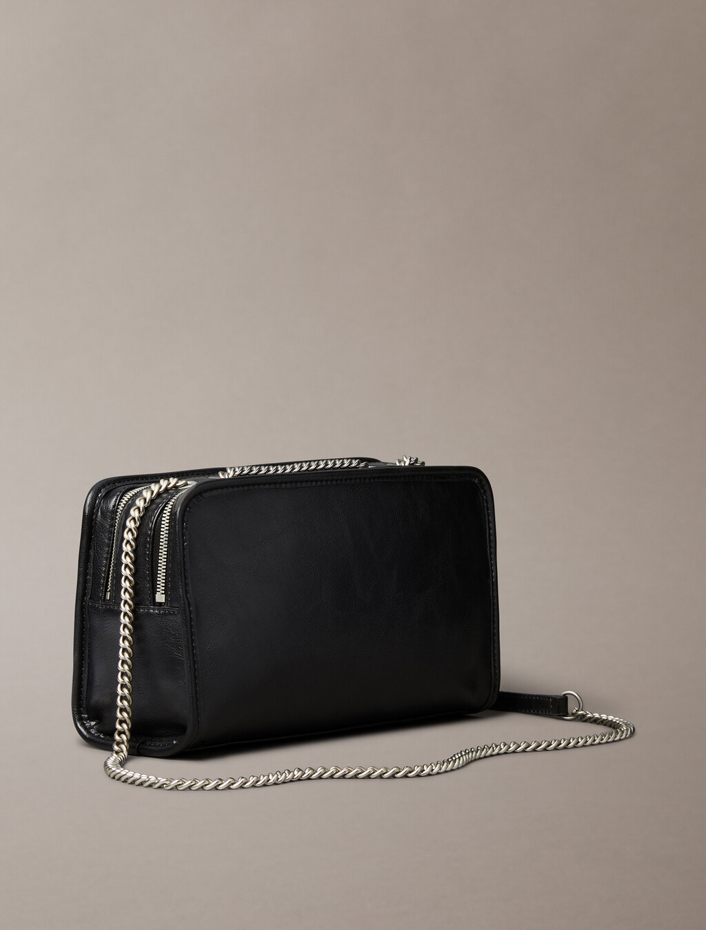 Buy 여성 CKJ 유틸리티 메탈 로고 더블집 카메라백 in color BLACK