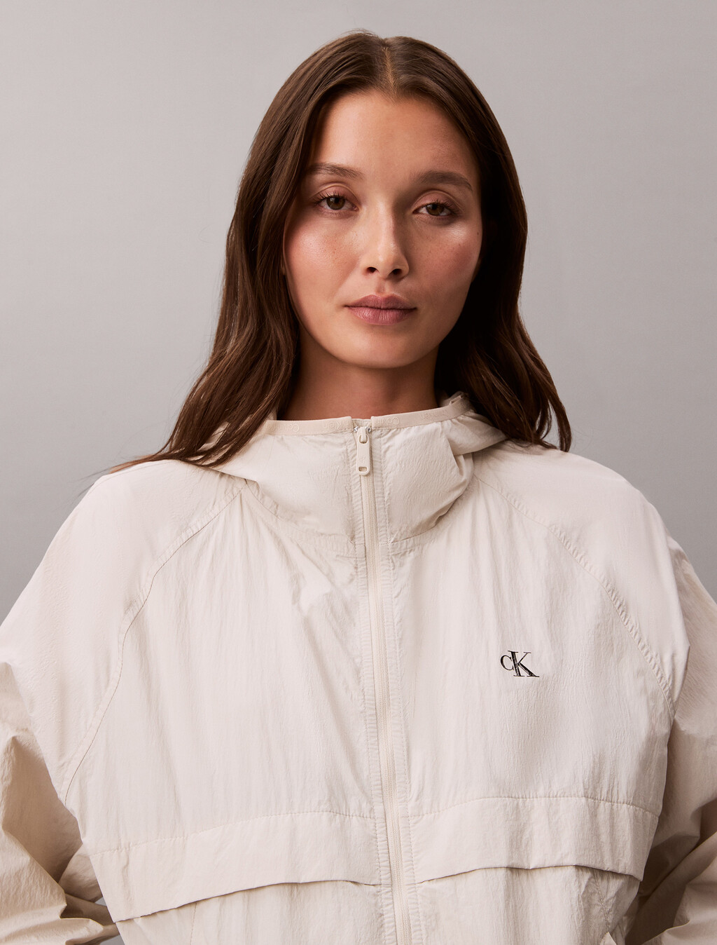 Buy 여성 숏 릴렉스드 패커블 윈드브레이커 in color CHALK