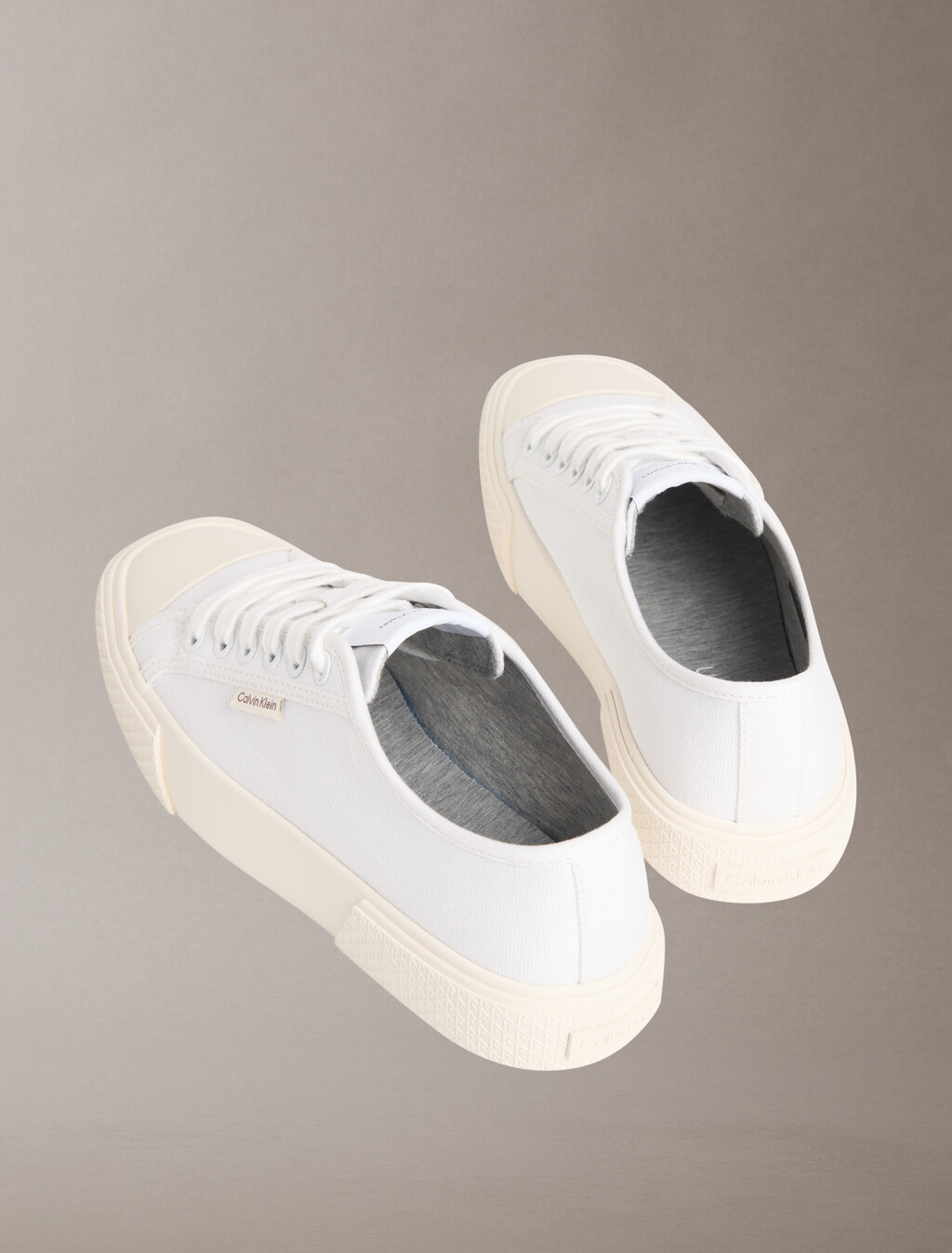 Buy 여성 비비 로우 레이스업 캔버스 스니커즈 in color WHITEBLACK