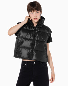 Buy 여성 글로시 디터쳐블 크롭 다운 푸퍼 in color CK BLACK