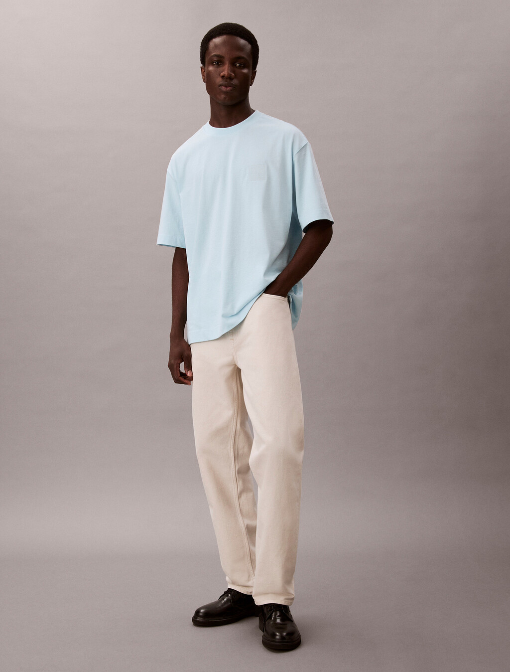 Buy 남성 릴렉스 핏 CK 엠블럼 패치 반팔 티셔츠 in color Sky Blue