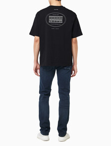 Buy 릴렉스드핏 16S 프론트백 빌딩 티 in color BLACK