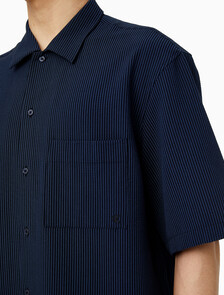 Buy 남성 릴렉스핏 시어서커 스트라이프 반팔 셔츠 in color DARK SAPPHIRE
