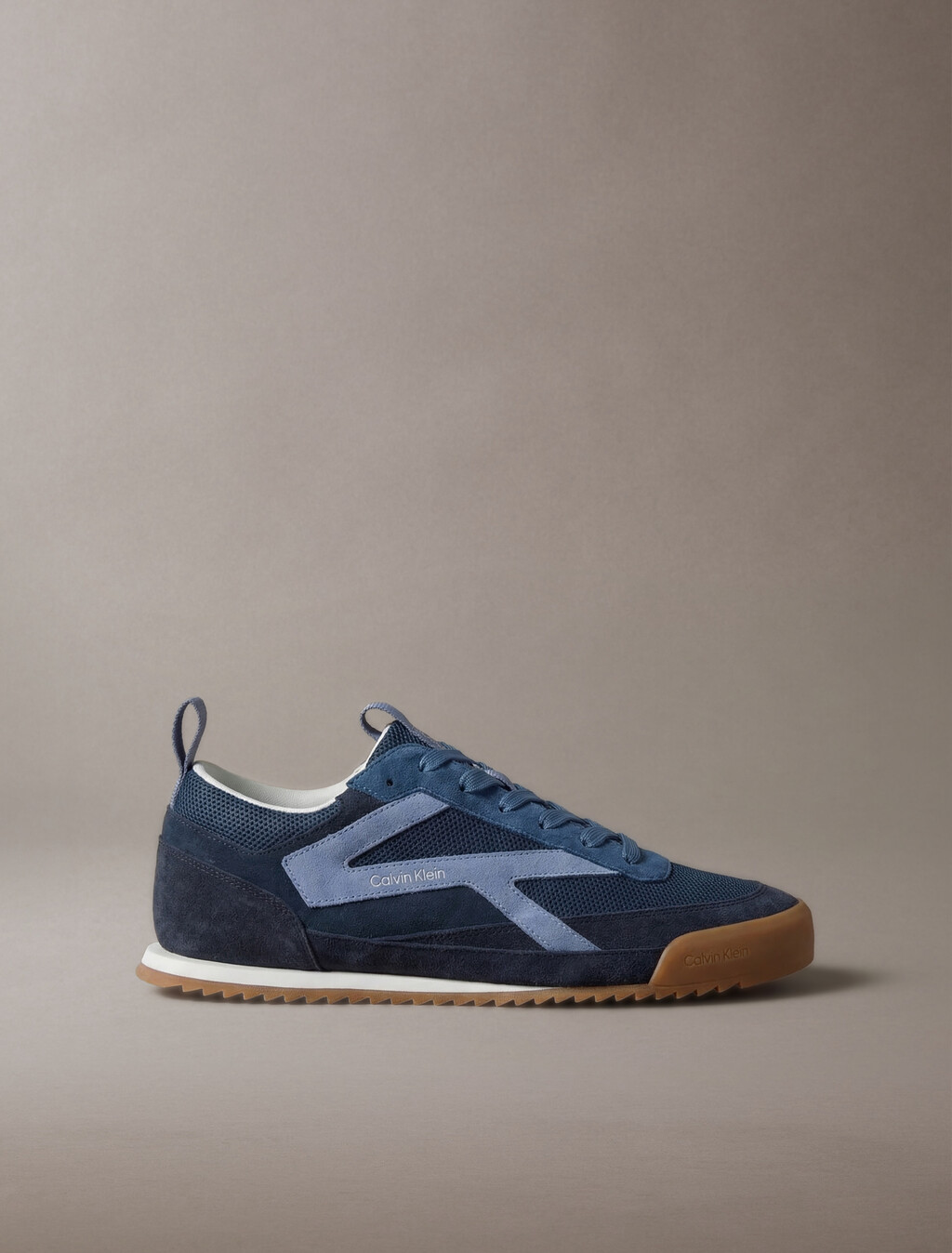 Buy 남성 로우 프로 러너 나일론 스웨이드 스니커즈 in color Dark Denim/Blue Nights/Tempest