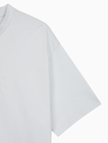 Buy 남성 릴렉스핏 히어로 모노그램 로고 반팔 티셔츠 in color BLUE BLUSH