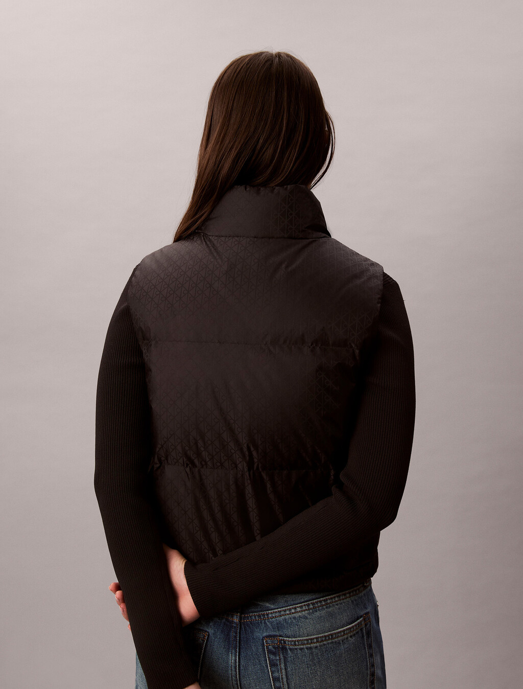 Buy 여성 AOP 로고 자카드 푸퍼 베스트 in color BLACK