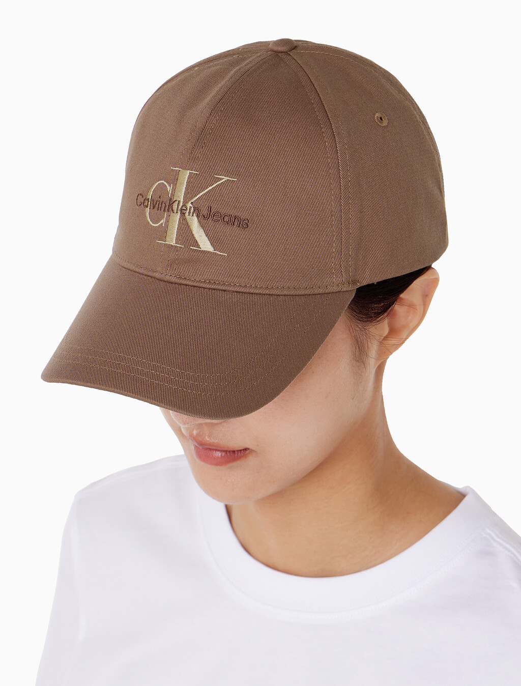 Buy 남녀공용 CKJ 모노그램 엠브로이더리 볼캡 in color COGNAC