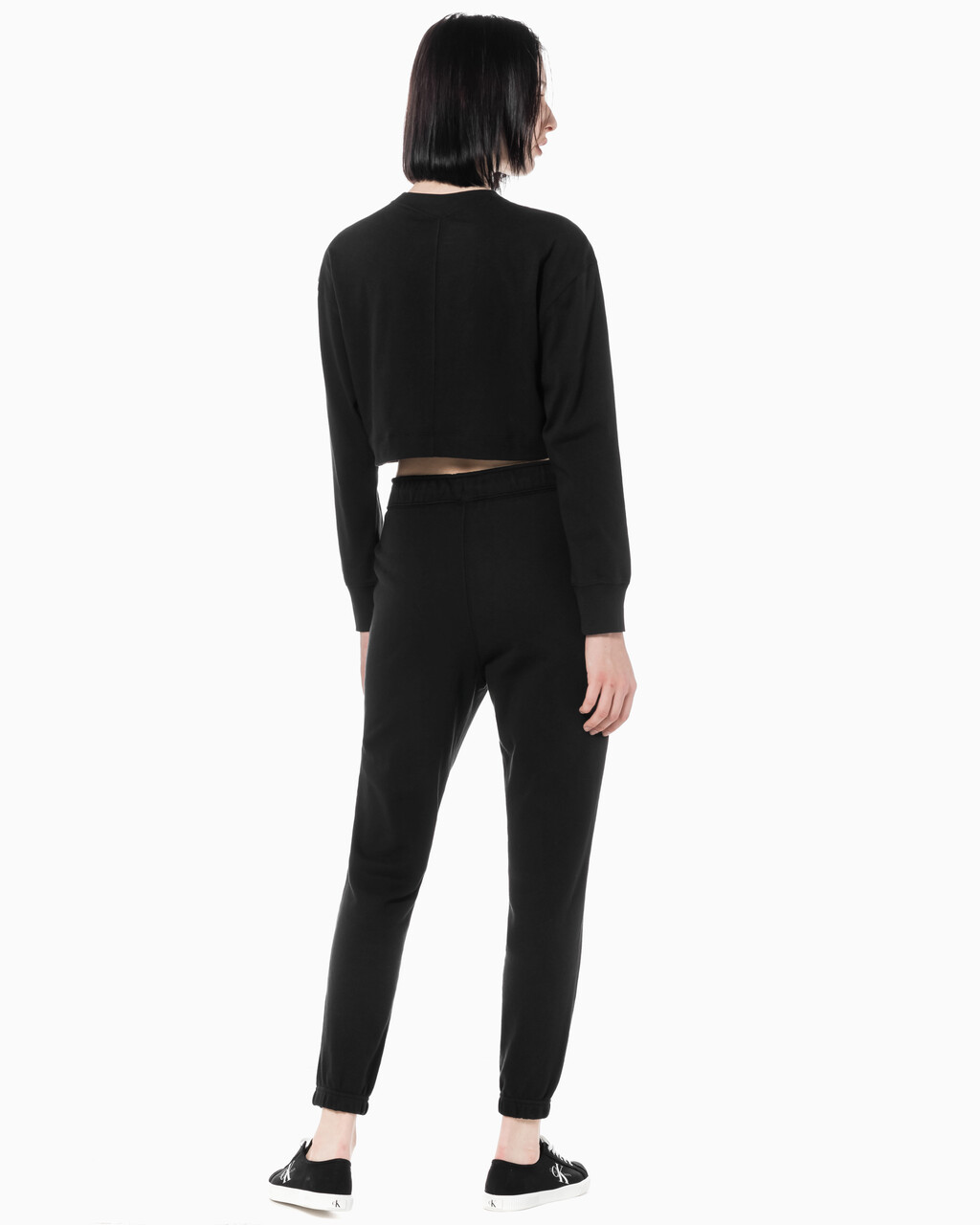 Buy 여성 레귤러 핏 에센셜 스웻팬츠 in color BLACK