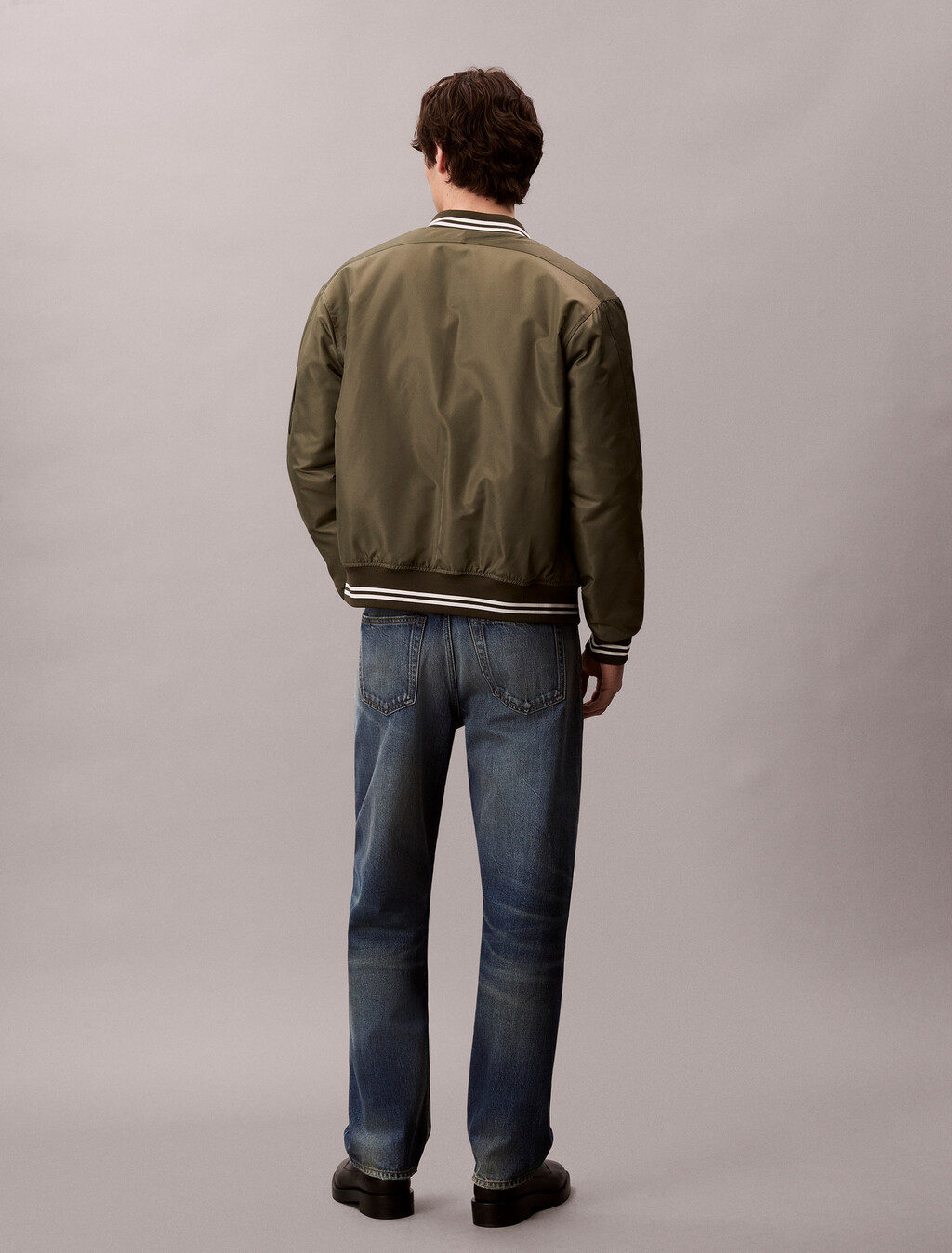 Buy 남성 티핑 디테일 히어로 패딩 보머 in color DUSTY OLIVE