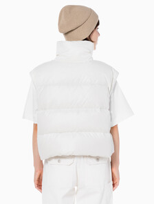 Buy 여성 글로시 디터쳐블 크롭 다운 푸퍼 in color WHITE