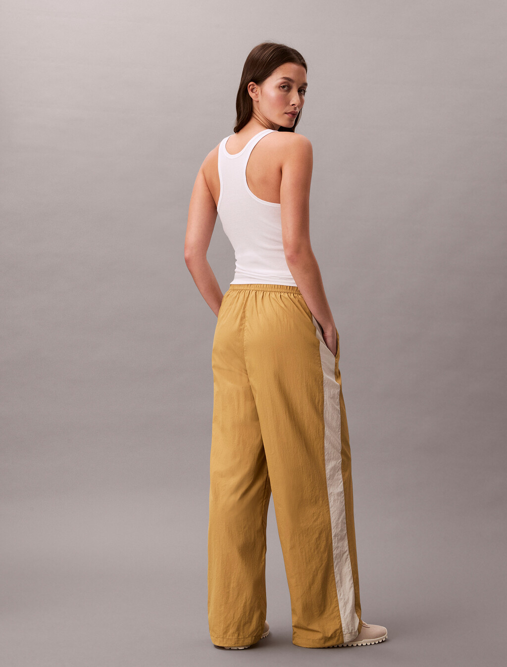 Buy 여성 나일론 캐주얼 팬츠 in color Ivory