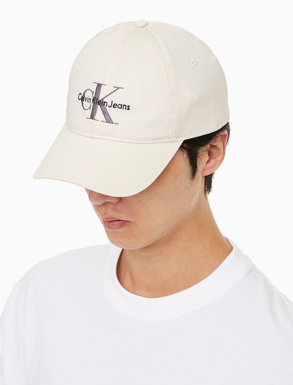 Buy 남녀공용 CKJ 모노그램 엠브로이더리 캡 in color EGGSHELL