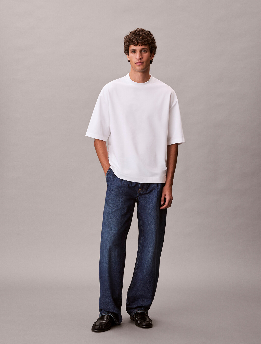 Buy 릴렉스드 핏 쿨링 피크 엠보스드 티 in color BRIGHT WHITE