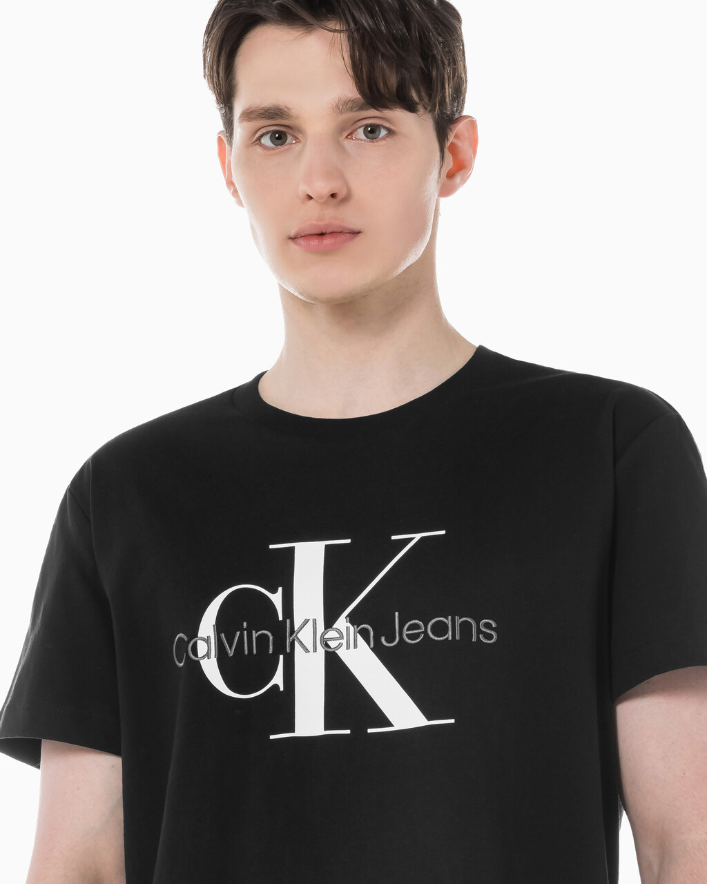Buy 남성 레귤러핏 모노그램 엠브로이더리 로고 반팔 티셔츠  in color CK BLACK
