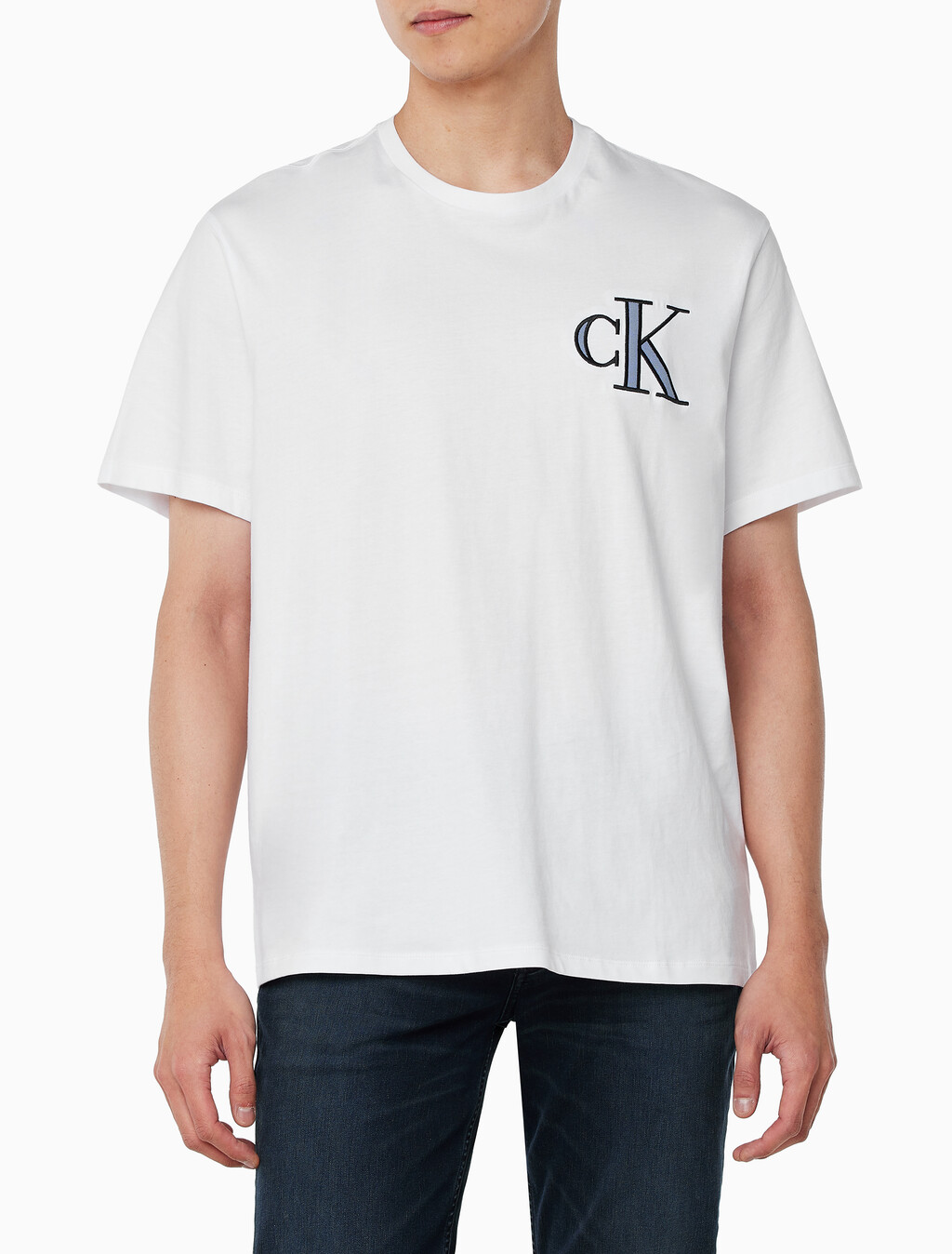 Buy 남성 릴렉스핏 바시티 CK 로고 패치 반팔 티셔츠 in color BRILLIANT WHITE