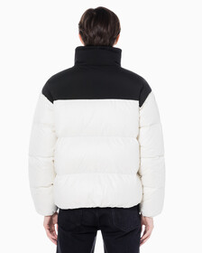 Buy 남녀공용 릴렉스 숏 블로킹 다운 푸퍼 in color WHITE