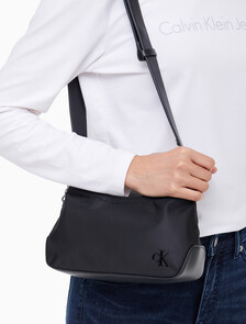 Buy 여성 CKJ 스컬티드 믹스 라운드 숄더백 in color BLACK