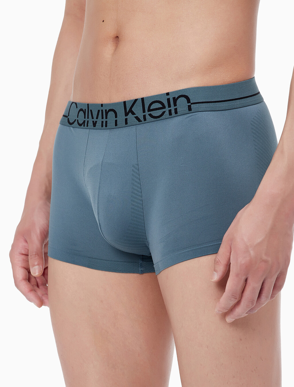 Buy 남성 CK 프로 핏 마이크로 로우라이즈 드로즈 in color BLUE LAKE