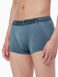 Buy 남성 CK 프로 핏 마이크로 로우라이즈 드로즈 in color BLUE LAKE