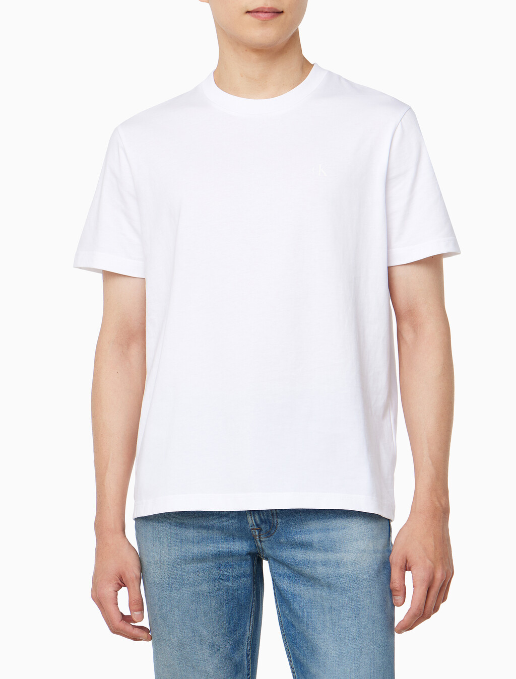 Buy 남성 레귤러핏 CKJ 백로고 그래픽 반팔 티셔츠 in color BRILLIANT WHITE