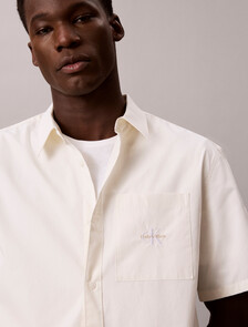 Buy 솔리드 워시드 포플린 릴렉스 숏슬리브 셔츠 in color TOFU