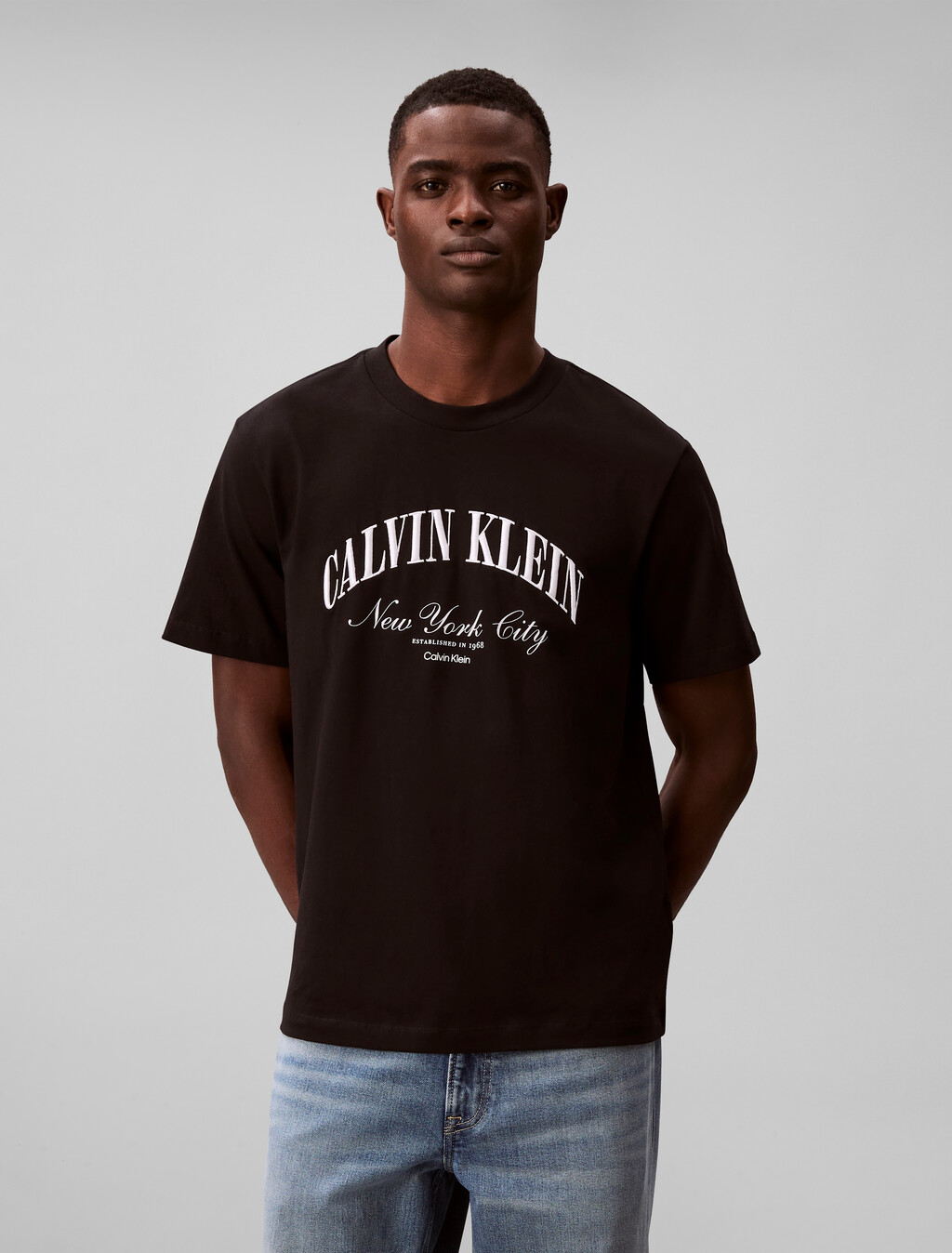 Buy 캘빈클라인 헤리티지 자수로고 그래픽 티 in color BLACK