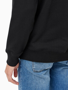 Buy 남성 레귤러핏 CK 뱃지 로고 스웻셔츠 in color CK BLACK