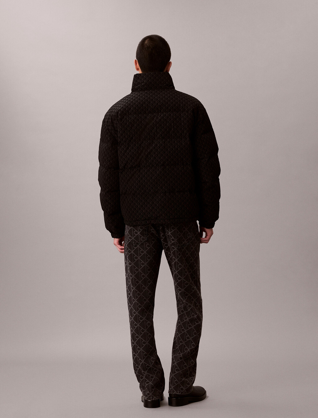 Buy 남성 나일론 리버서블 올오버프린트 다운 푸퍼 자켓 in color BLACK